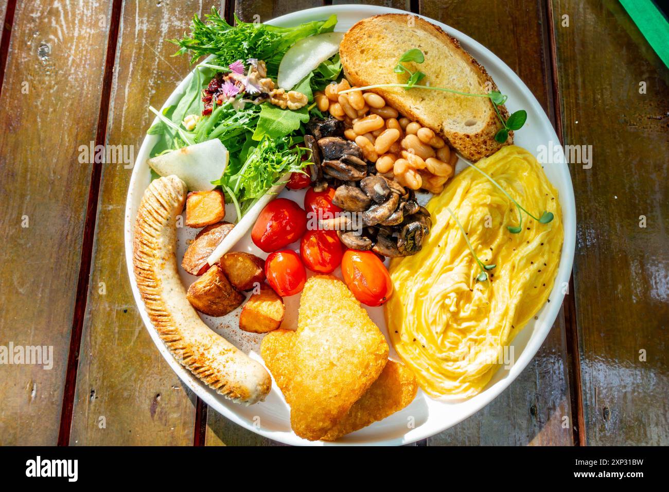 Ein warmes Frühstück auf einem Holztisch in einem Restaurant. Stockfoto