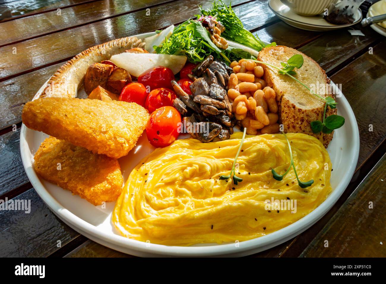 Ein warmes Frühstück auf einem Holztisch in einem Restaurant. Stockfoto