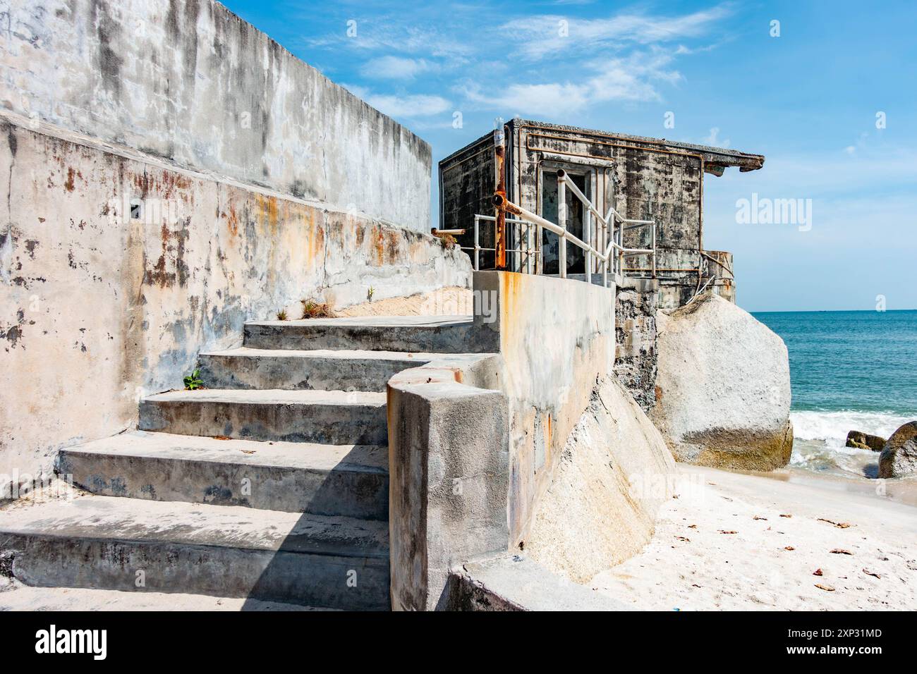 Betontreppe führt zu einem Bunker aus dem Zweiten Weltkrieg am Strand von Tanjing Tokong, Penang, Malaysia Stockfoto