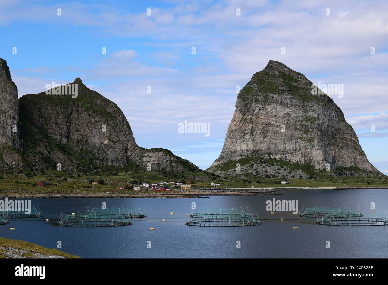 Blick auf die fantastischen Berge der Insel Sorsannaan in der Gemeinde Traena Stockfoto