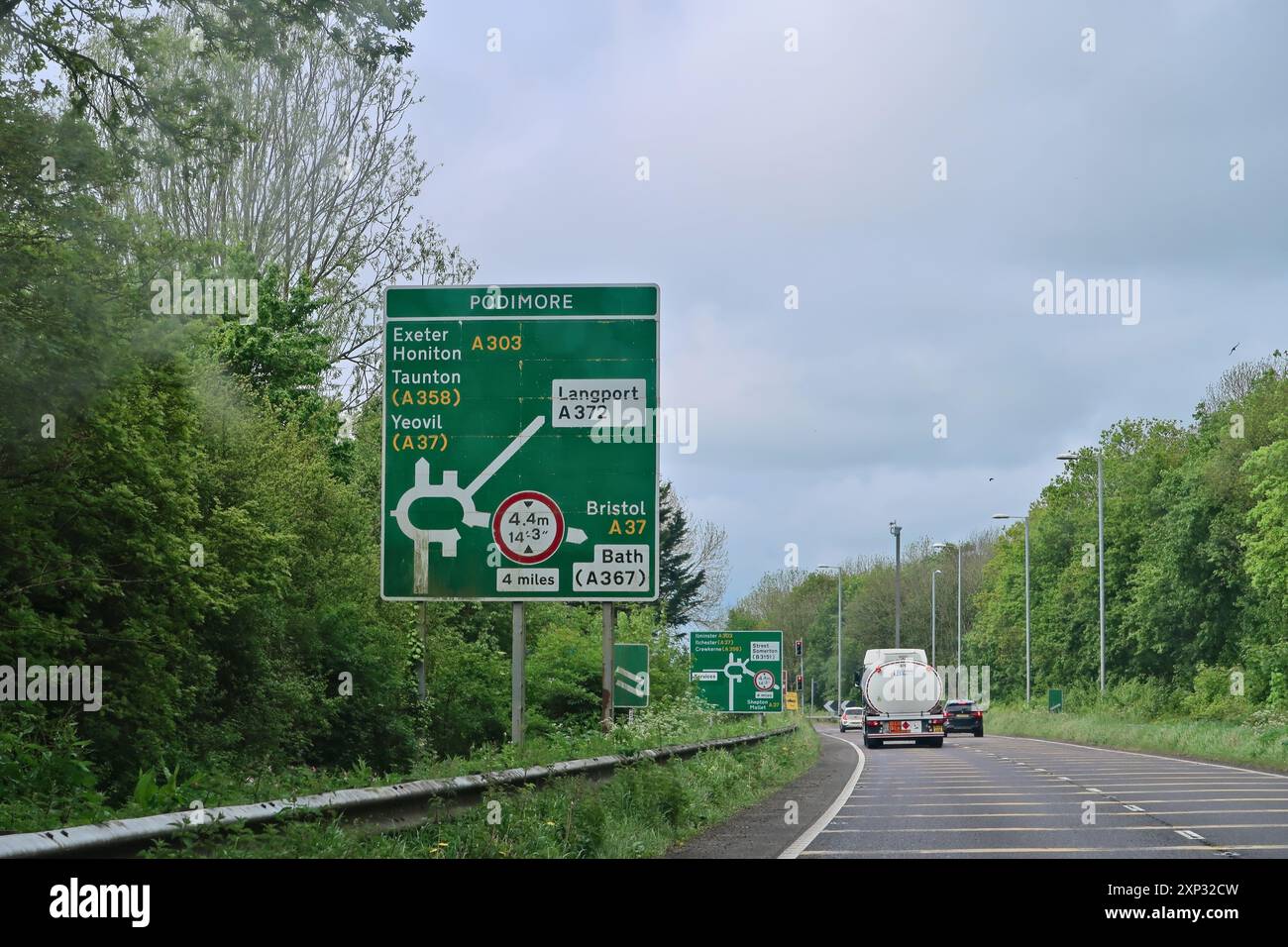Ein Schild, das sich einer Kreuzung auf der A303 in Somerset nähert. Stockfoto