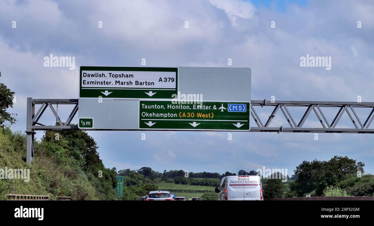 Beschilderung an einer überdachten Gantry gegenüber der A38 in Devon. Stockfoto