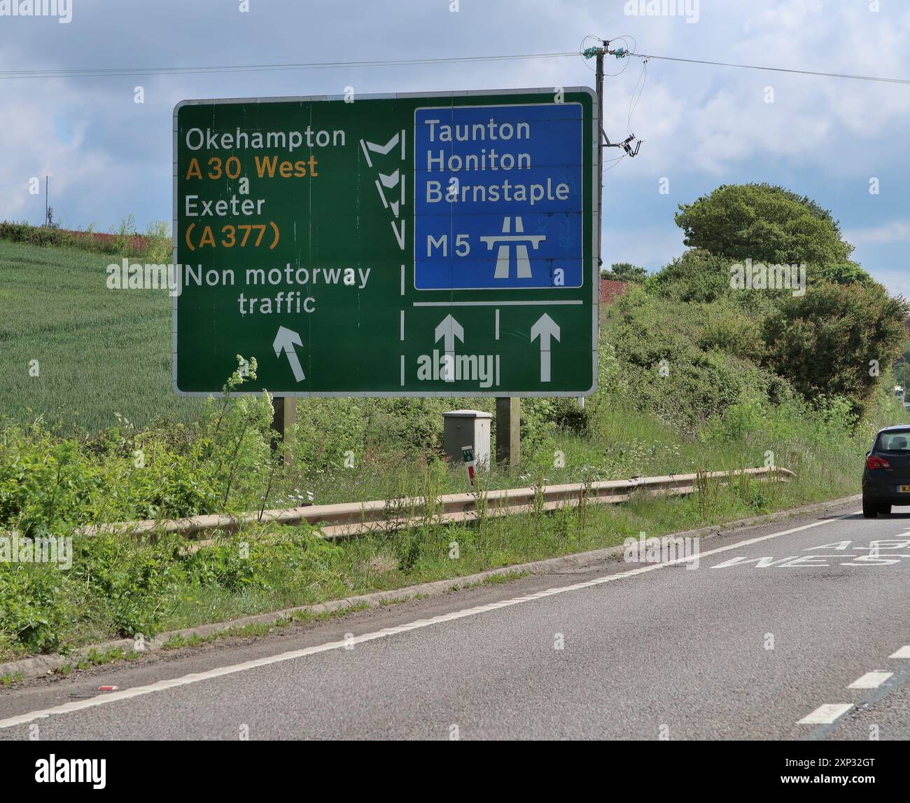 Ein Schild auf der Hauptstraße A38 am Anfang der Autobahn M5 in Devon. Stockfoto