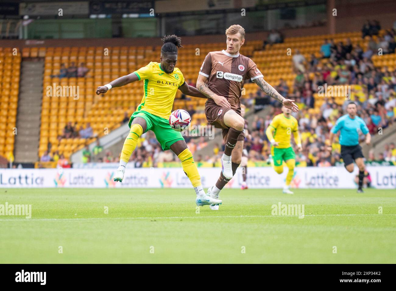 Jonathon Rowe aus Norwich City wird von Eric Smith vom FC St. Pauli während des Freundschaftsspiels zwischen Norwich City und FC St. Pauli am Samstag, den 3. August 2024, in der Carrow Road, Norwich, unter Druck gesetzt. (Foto: David Watts | MI News) Credit: MI News & Sport /Alamy Live News Stockfoto