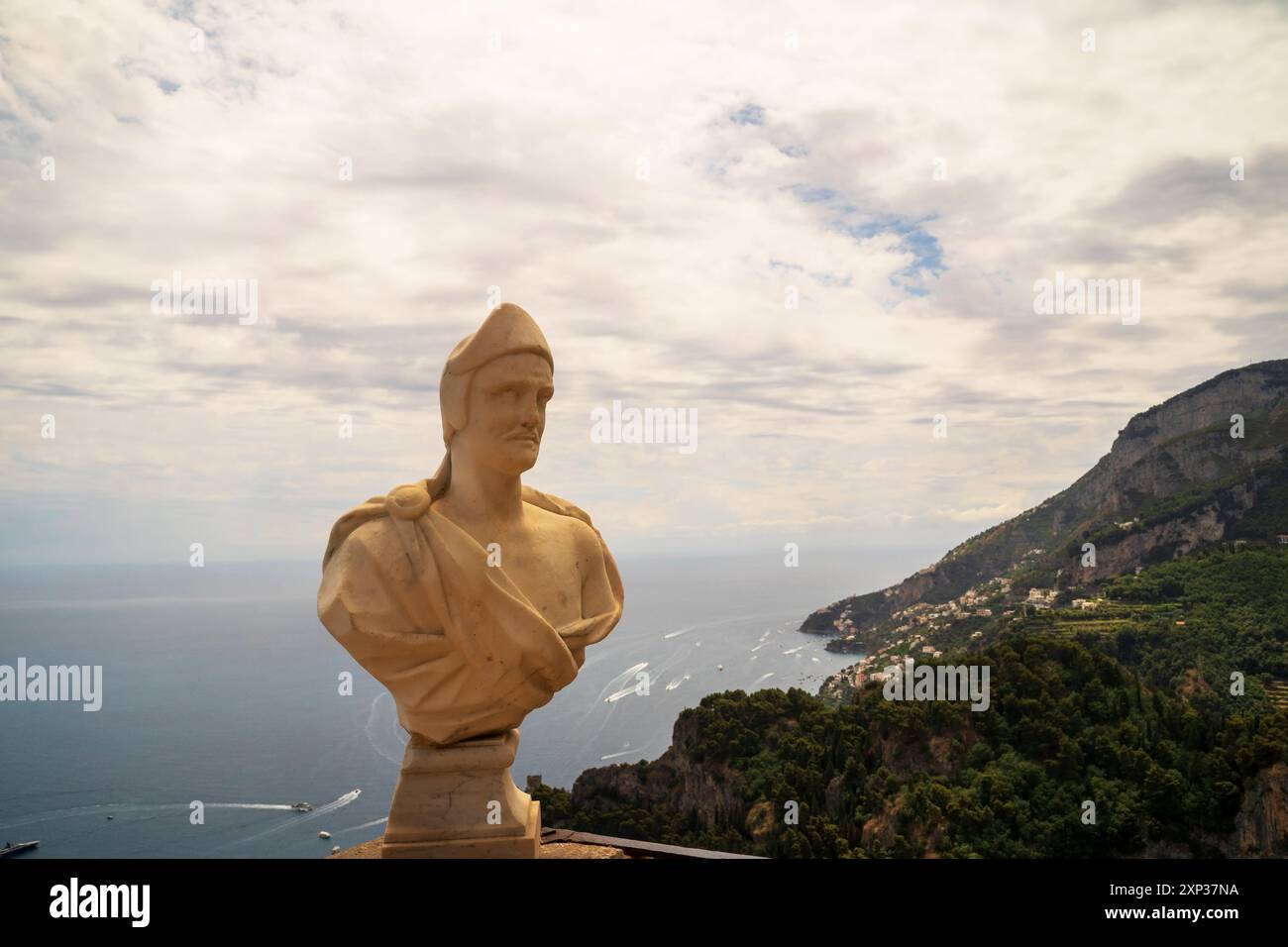 Terrasse der Unendlichkeit, Gärten der Villa Cimbrone in ravello, Italien: Marmorstatus mit Blick auf das Meer vom Balkon Stockfoto