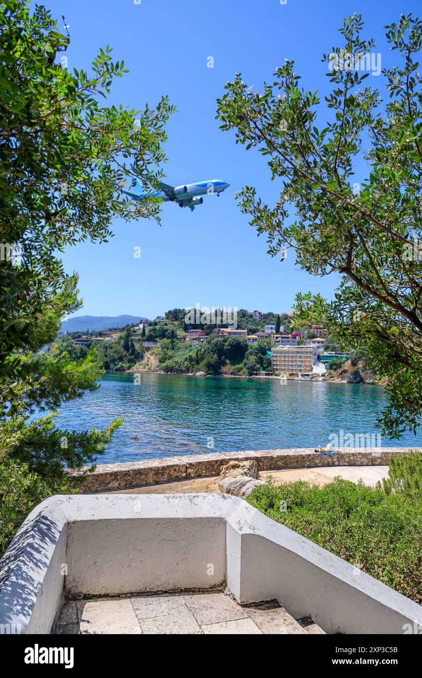 Blick auf die Lagune Chalkiopoulos auf Korfu von der winzigen Insel Pontikonisi (Mausinsel), Griechenland. Stockfoto