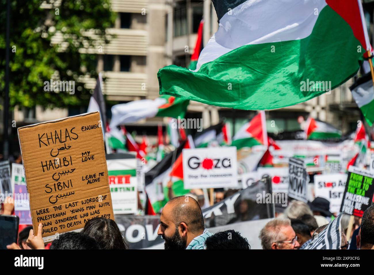London, Großbritannien. August 2024. Ein Schild mit den (angeblichen) letzten Worten eines von einem israelischen Armeehund zu Tode zerfleischten Jungen - nationale Demonstration und marsch für Gaza von der Park Lane zum Parlament. Der pro-palästinensische Protest forderte auch ein "Ende des Genozids", die Waffenruhe jetzt und forderte Keir Starmer auf, die Bewaffnung Israels zu beenden. Der Protest wurde von Stop the war, der Palestine Solidarity Campaign UK und Friends of Al Aqsa organisiert. Guy Bell/Alamy Live News Stockfoto
