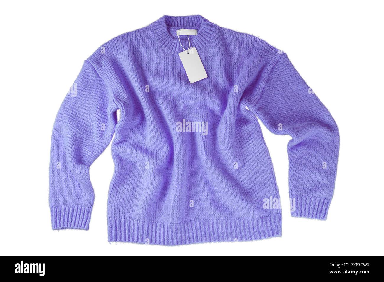 Lila fliegender Strickpullover für Damen im Herbst mit leerem Etikett isoliert auf weißem Hintergrund. Kreatives Bekleidungskonzept, winterlicher creasy Stockfoto