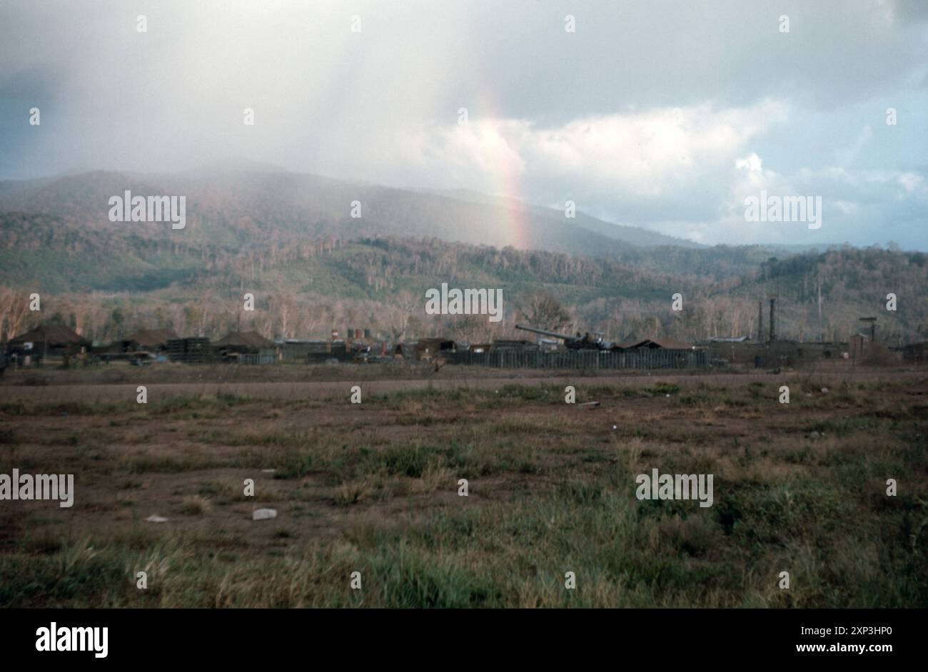 Vietnamkrieg / Vietnamkrieg - Feldgewehr der US-ARMEE 6,10 Zoll / 155 mm M59 Long Tom - in der Nähe des Dragon Mountain Base Camp Stockfoto