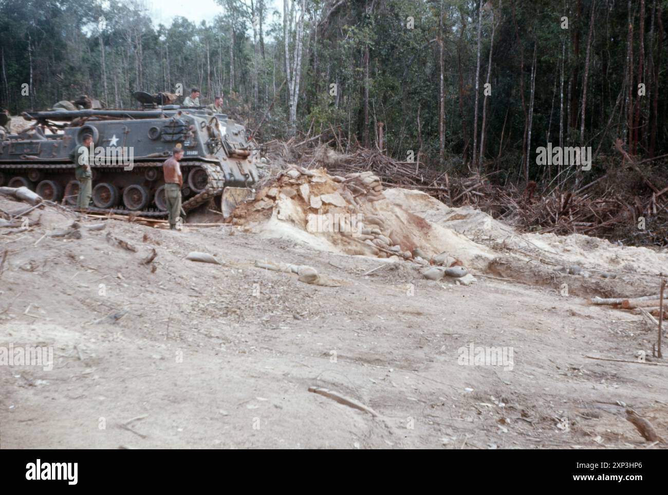 Vietnamkrieg / Vietnamkrieg - Panzerfahrzeug der US-ARMEE ARV M88 in der Nähe des Dragon Mountain Base Camp Stockfoto