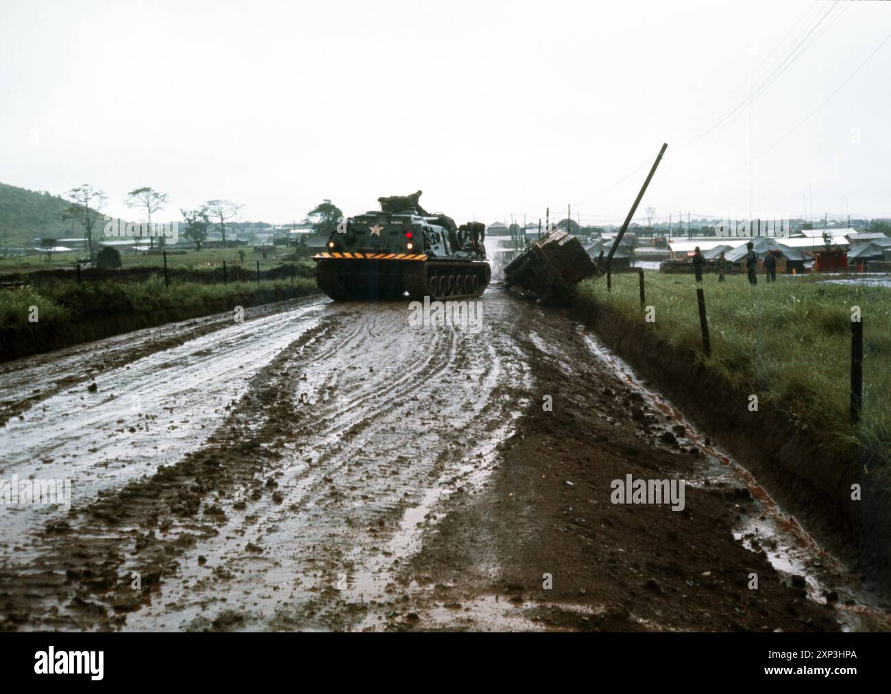Vietnamkrieg / Vietnamkrieg - Panzerfahrzeug der US-ARMEE ARV M88 in der Nähe des Dragon Mountain Base Camp Stockfoto