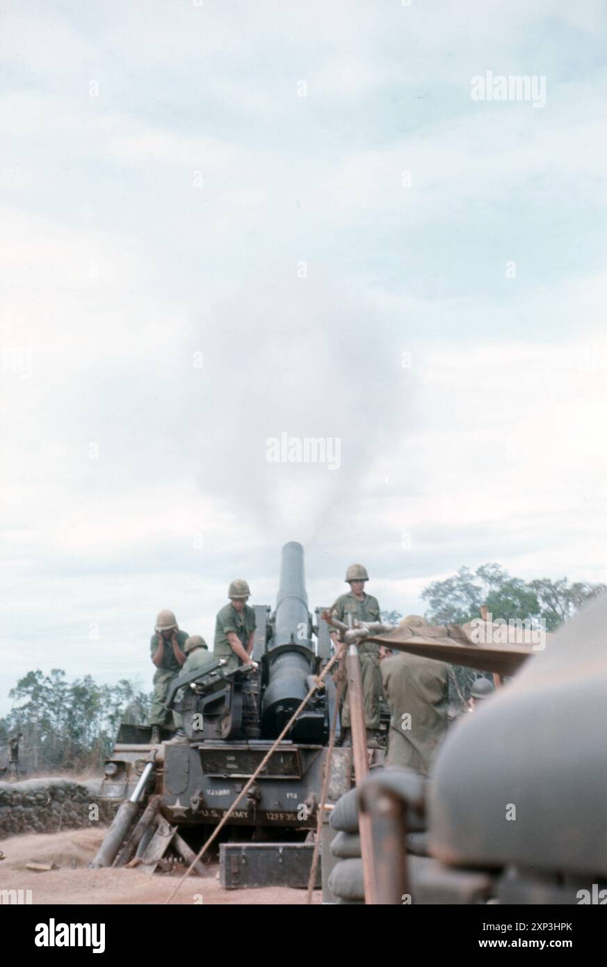 Vietnamkrieg / Vietnamkrieg - Selbstfahrende Haubitze der US-ARMEE 8 Zoll / 203 mm M110 - in der Nähe des Dragon Mountain Base Camp Stockfoto