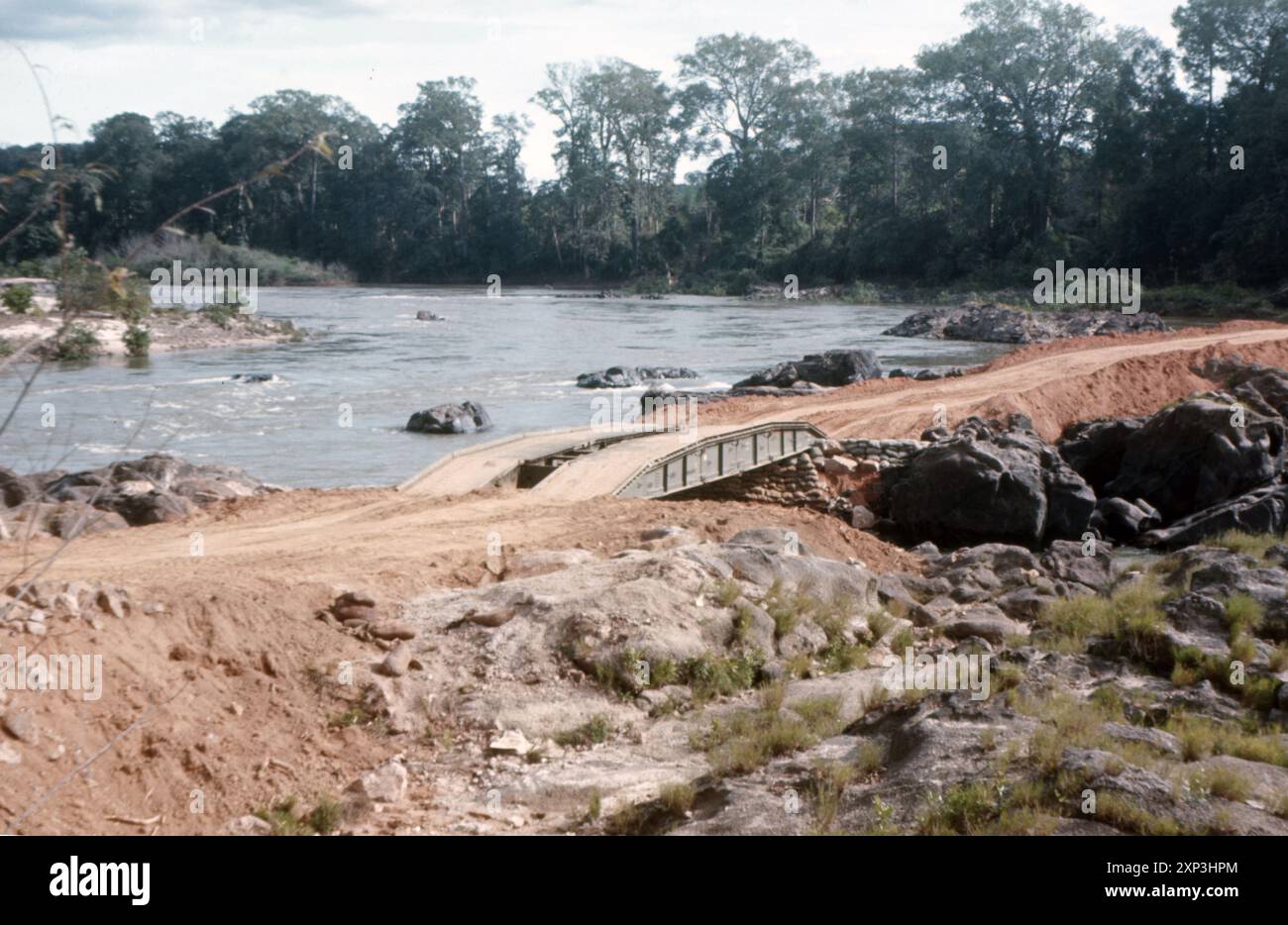 Vietnamkrieg / Vietnamkrieg - Panzerfahrzeug der US-ARMEE startete die Brücke AVLB M48 in der Nähe des Dragon Mountain Base Camp Stockfoto