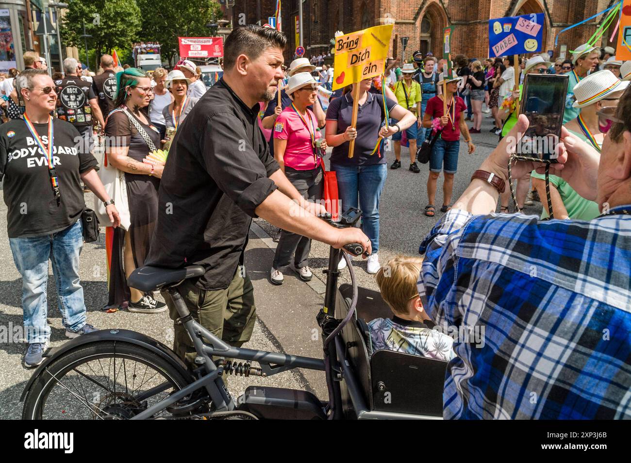 Tim Mälzer am Rande des CSD mit Lastenrad und Sohn CSD-Demo Demonstration zum Christopher Street Day 20240803ad554 5 vor 12 du & ich gegen Rechtsdruck LGBTQ, Pride, Demonstration, Vielfalt, Gleichberechtigung, Regenbogen, Akzeptanz, Toleranz, Menschenrechte, Parade, Solidarität, Sichtbarkeit, Gemeinschaft, Liebe, Freiheit, Protest, Kundgebung, Aktivismus, Gleichstellung, Inklusion, Stolz, sexuelle Orientierung, Geschlechtsidentität, Pride Month, Pride Flagge, Farben, Feiern, Diversität, LGBTQIA, Zusammenhalt, Unterstützung, Rechte, Gerechtigkeit, Empowerment, Vielfalt feiern, Chancengleichheit, s Stockfoto