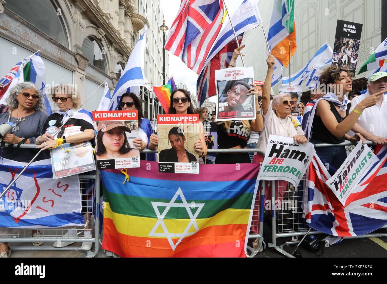 London, UK, 3. August 2024. Gegen israelische Proteste auf der Shaftesbury Avenue, während der pro-palästinensische marsch durch den Piccadilly Circus geht. Die Demonstranten fordern immer noch die Freilassung der israelischen Geiseln, die am 7. Oktober von der Hamas genommen wurden. Kredit : Monica Wells/Alamy Live News Stockfoto