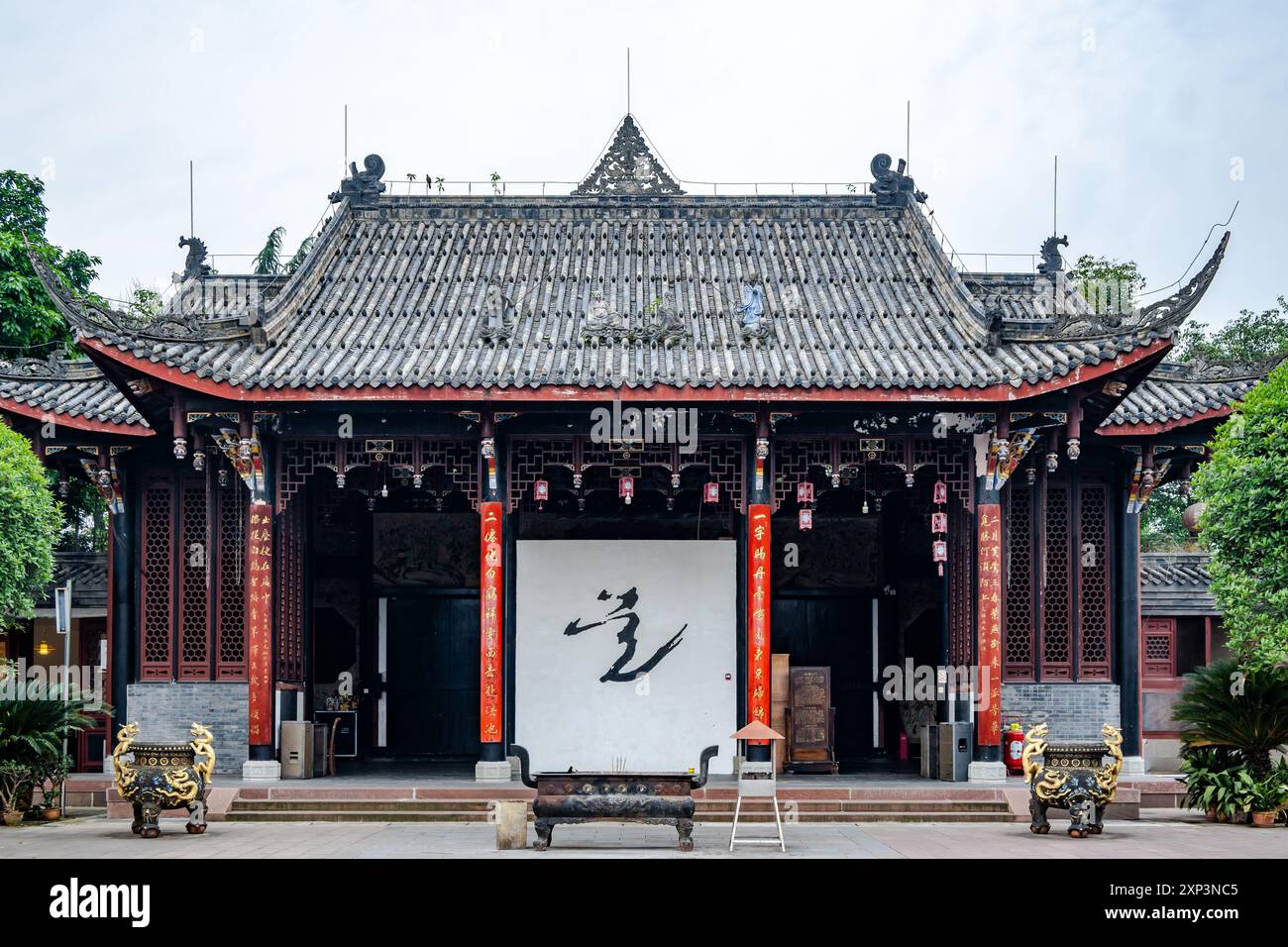 Ein taoistischer Tempel. Die große Schrift auf der weißen Wand ist chinesischer Schriftzug für „Tao“. Chengdu, Sichuan, China. Stockfoto