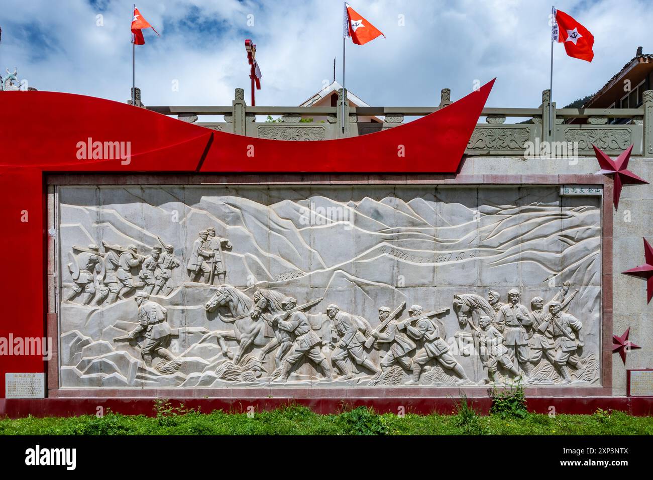 In Stein gemeißelte Gedenkstätte für den langen Marsch der Roten Armee in den 1930er Jahren Sichuan, China. Stockfoto