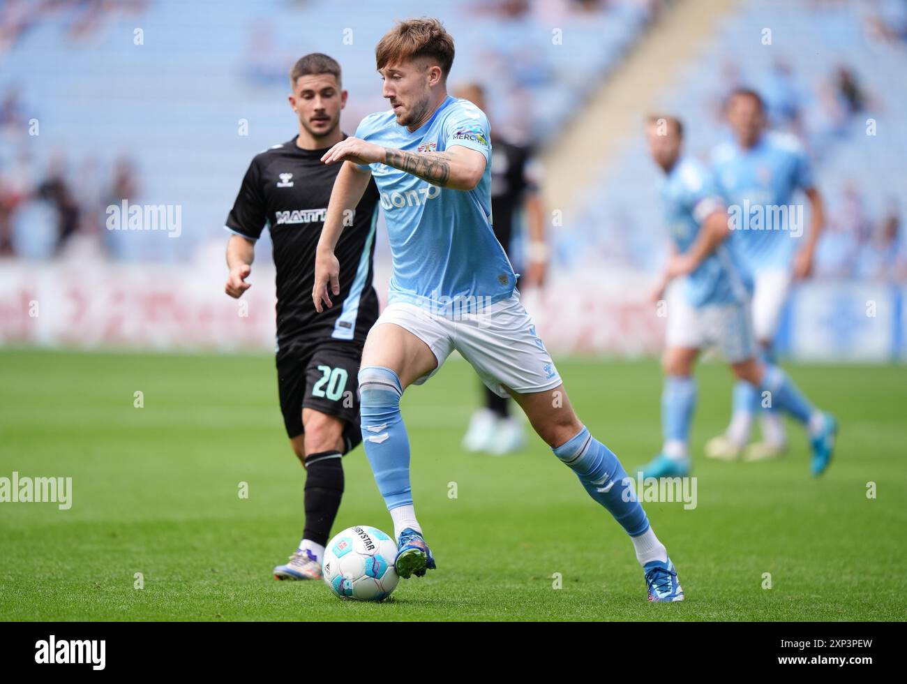 Josh Eccles (Mitte) in Coventry City während des Freundschaftsspiels vor der Saison in der Coventry Building Society Arena. Bilddatum: Samstag, 3. August 2024. Stockfoto