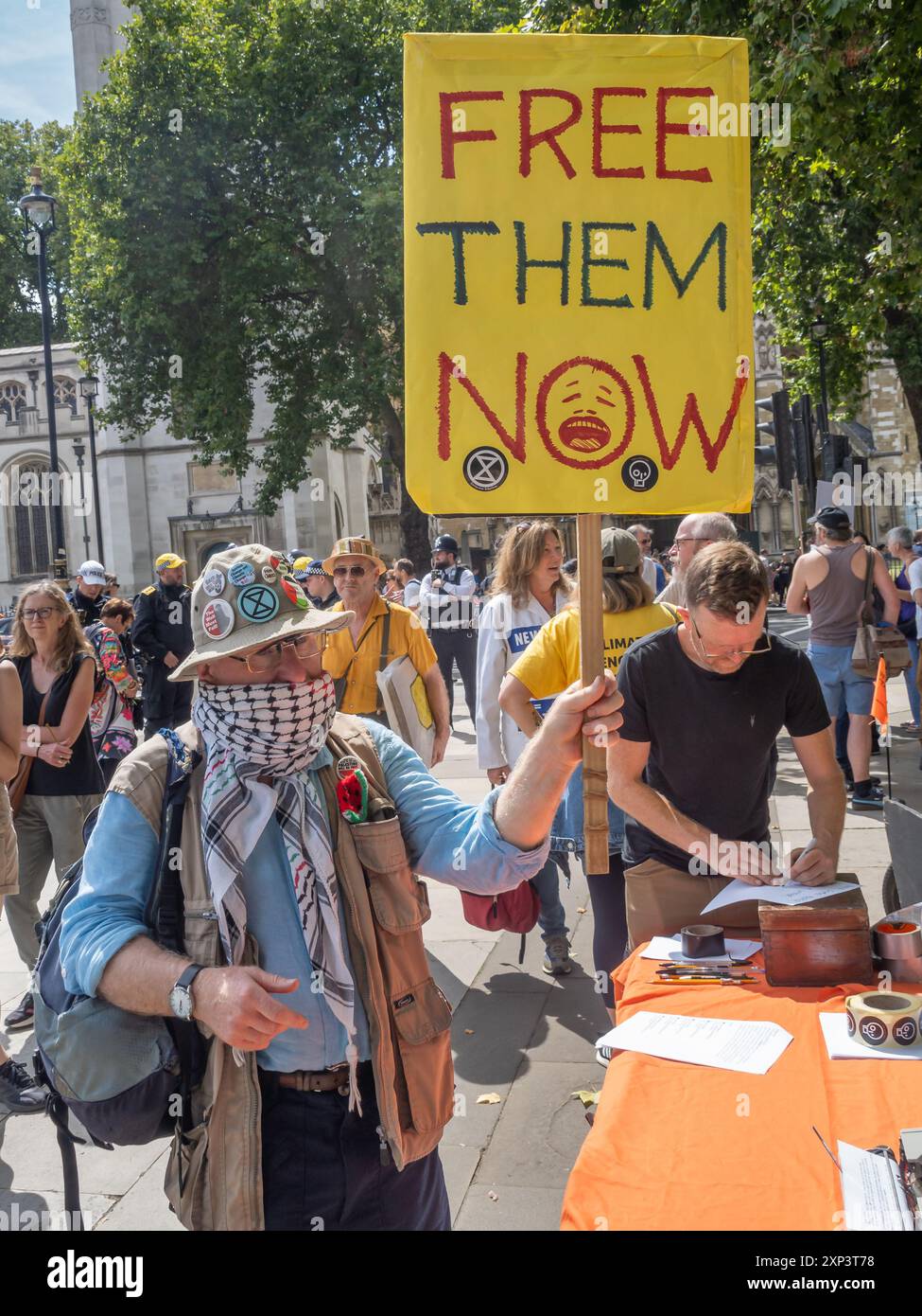 London, UK, 3. August 2024. Eine Kundgebung auf dem Parlamentsplatz durch die Extinction Rebellion, verteidigen unsere Geschworenen, Just Stop Oil and Fossil Free London forderte ein Ende der Inhaftierung gewaltloser Demonstranten und ein Ende der Würgejagd von Richtern derjenigen, die versuchen zu argumentieren, dass die Klimakrise eine "rechtmäßige Entschuldigung" vor unseren Gerichten ist. Die Geschworenen sollten die ganze Wahrheit der Fälle hören. Seit 2019 sind rund 200 Menschen wegen friedlicher Proteste inhaftiert worden, und es wurden weit kritisierte drakonische Strafen gegen die M25-Demonstranten der "Whole Truth Five" verhängt. Peter Marshall/Alamy Live News Stockfoto