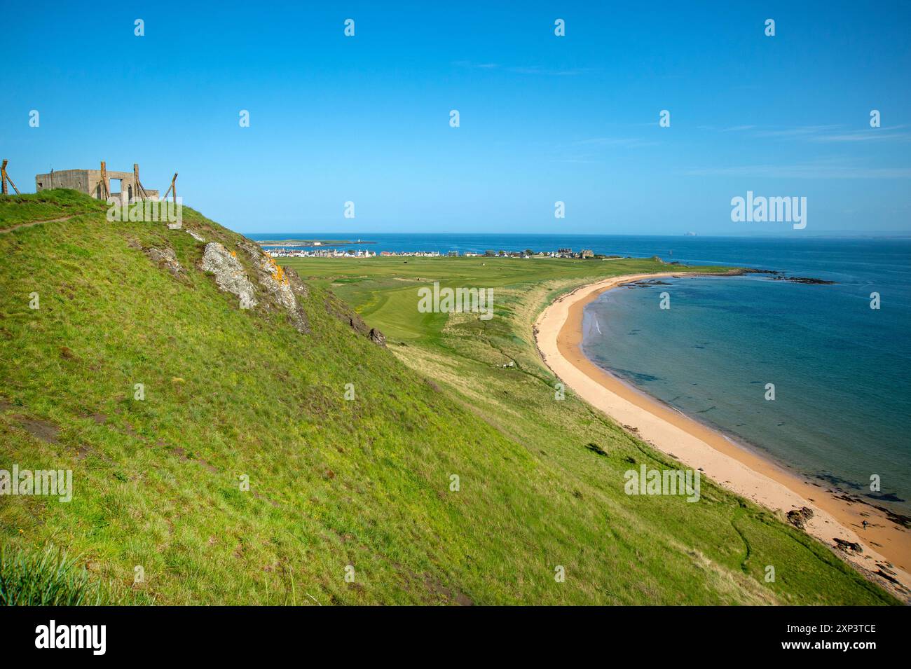 Blick hinunter auf die wunderschöne unberührte Westbucht bei elie und Earlsferry Fife East scotland mit Blick auf den Elie Golfplatz Stockfoto