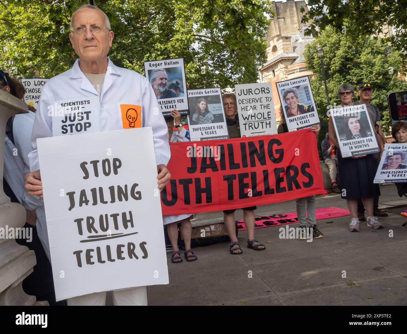 London, UK, 3. August 2024. Eine Kundgebung auf dem Parlamentsplatz durch die Extinction Rebellion, verteidigen unsere Geschworenen, Just Stop Oil and Fossil Free London forderte ein Ende der Inhaftierung gewaltloser Demonstranten und ein Ende der Würgejagd von Richtern derjenigen, die versuchen zu argumentieren, dass die Klimakrise eine "rechtmäßige Entschuldigung" vor unseren Gerichten ist. Die Geschworenen sollten die ganze Wahrheit der Fälle hören. Seit 2019 sind rund 200 Menschen wegen friedlicher Proteste inhaftiert worden, und es wurden weit kritisierte drakonische Strafen gegen die M25-Demonstranten der "Whole Truth Five" verhängt. Peter Marshall/Alamy Live News Stockfoto