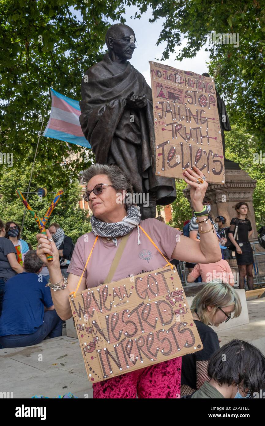 London, UK, 3. August 2024. Eine Kundgebung auf dem Parlamentsplatz durch die Extinction Rebellion, verteidigen unsere Geschworenen, Just Stop Oil and Fossil Free London forderte ein Ende der Inhaftierung gewaltloser Demonstranten und ein Ende der Würgejagd von Richtern derjenigen, die versuchen zu argumentieren, dass die Klimakrise eine "rechtmäßige Entschuldigung" vor unseren Gerichten ist. Die Geschworenen sollten die ganze Wahrheit der Fälle hören. Seit 2019 sind rund 200 Menschen wegen friedlicher Proteste inhaftiert worden, und es wurden weit kritisierte drakonische Strafen gegen die M25-Demonstranten der "Whole Truth Five" verhängt. Peter Marshall/Alamy Live News Stockfoto