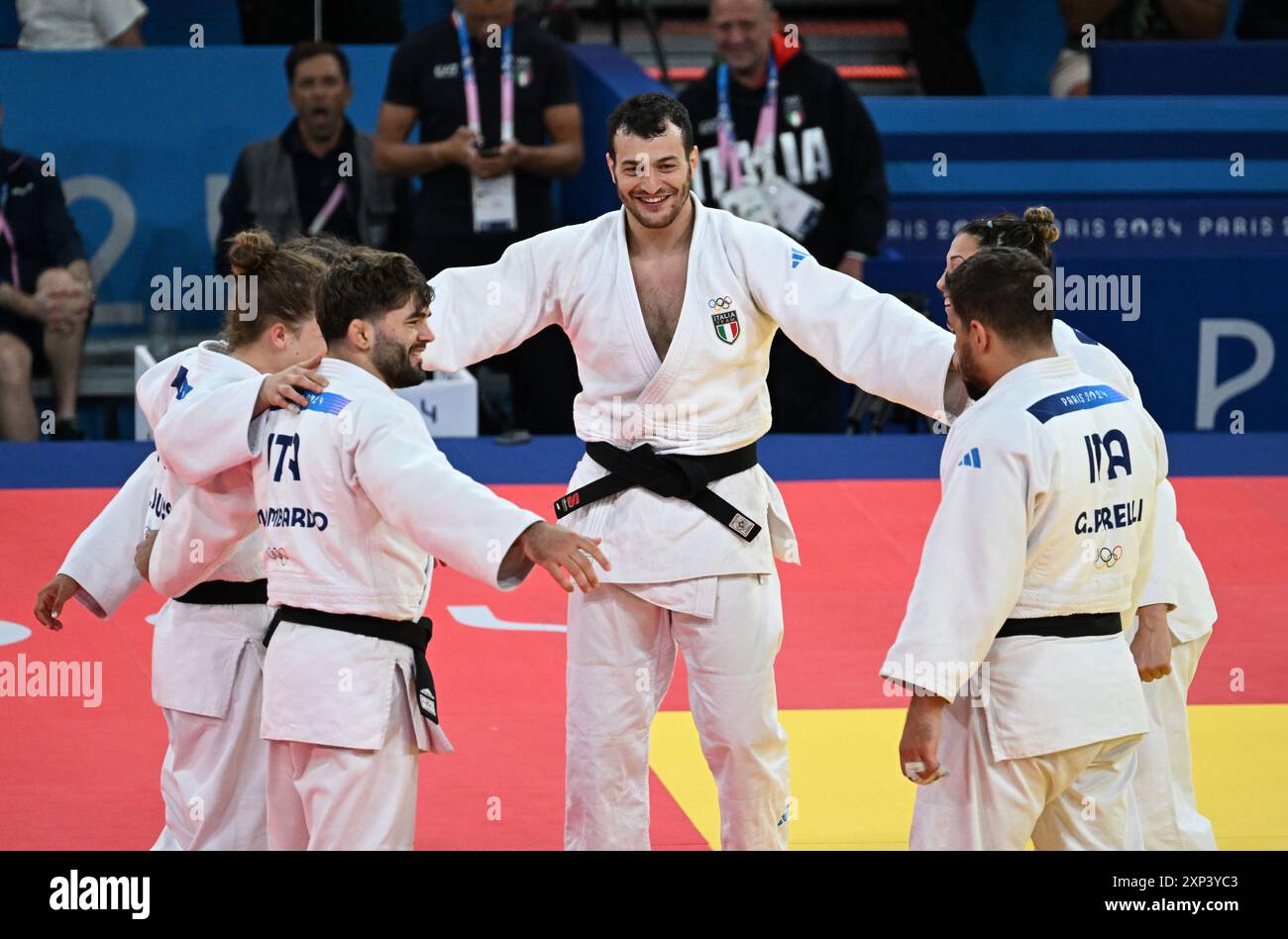 Paris, Frankreich. August 2024. Die Athleten Italiens feiern nach dem Sieg im Viertelfinale der Judo-gemischten Mannschaft bei den Olympischen Spielen 2024 in Paris, Frankreich, am 3. August 2024. Quelle: Wu Wei/Xinhua/Alamy Live News Stockfoto