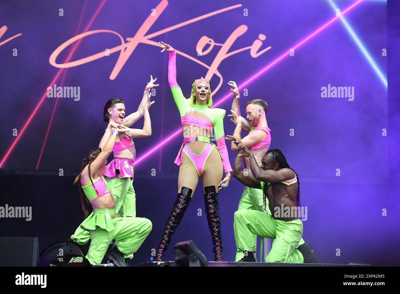 UK. August 2024. BRIGHTON, ENGLAND - 3. AUGUST 2024: TIA Kofi tritt am 3. August in Brighton und Hove Pride in Preston Park auf. CAP/MAR © MAR/Capital Pictures Credit: Capital Pictures/Alamy Live News Stockfoto