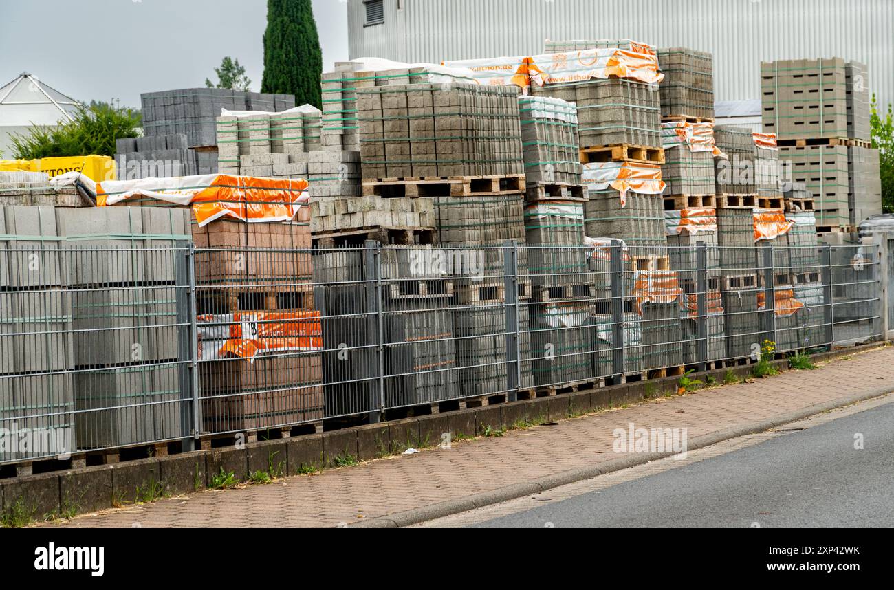 Pflastersteine auf Paletten in einem Lagerhaus Bau in der Stadt. Renovierung von Gehwegen und Radwegen. Baulager. Stockfoto