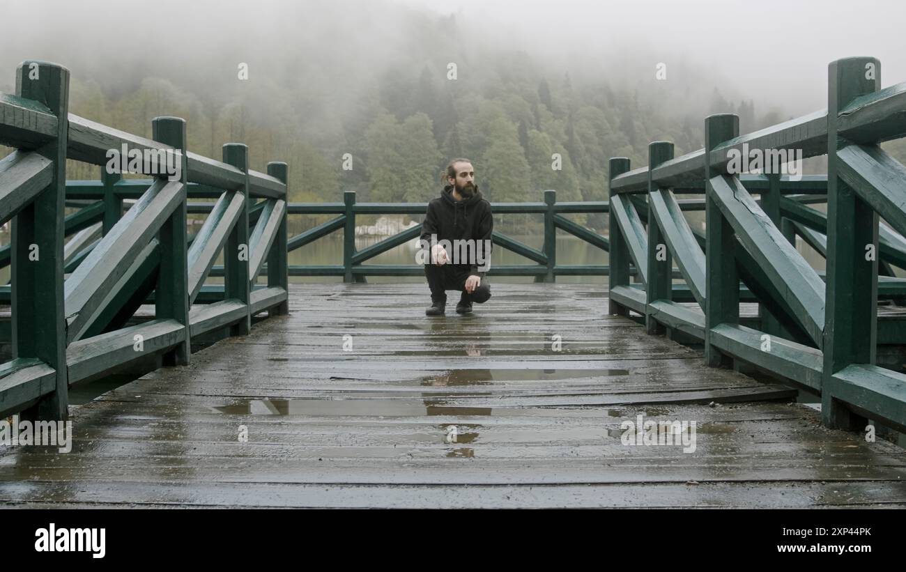 Wanderer genießen die frische Luft auf einem nassen hölzernen Seebeig Stockfoto