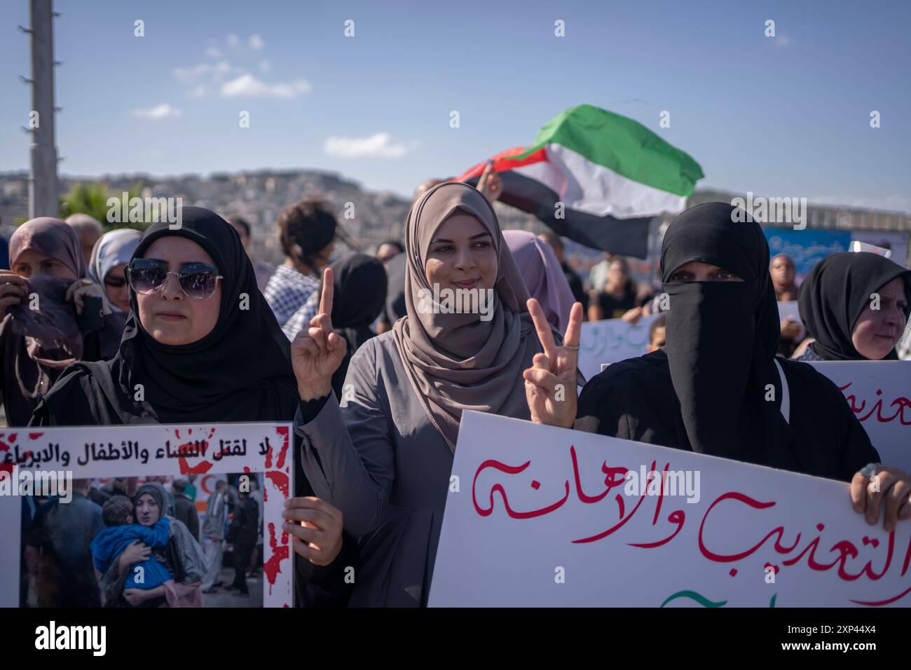 Umm Al Fahm, Israel. August 2024. Israelische Araber und linke Israelis nehmen an einem Protest gegen den Krieg in Gaza und die Eskalation im Libanon und im Iran Teil. Quelle: Ilia Yefimovich/dpa/Alamy Live News Stockfoto