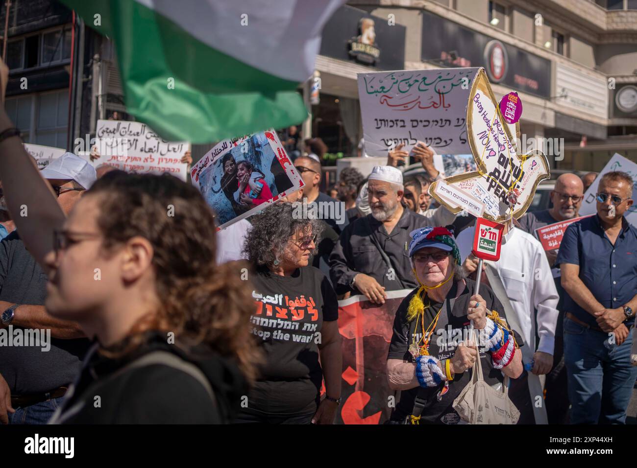 Umm Al Fahm, Israel. August 2024. Israelische Araber und linke Israelis nehmen an einem Protest gegen den Krieg in Gaza und die Eskalation im Libanon und im Iran Teil. Quelle: Ilia Yefimovich/dpa/Alamy Live News Stockfoto