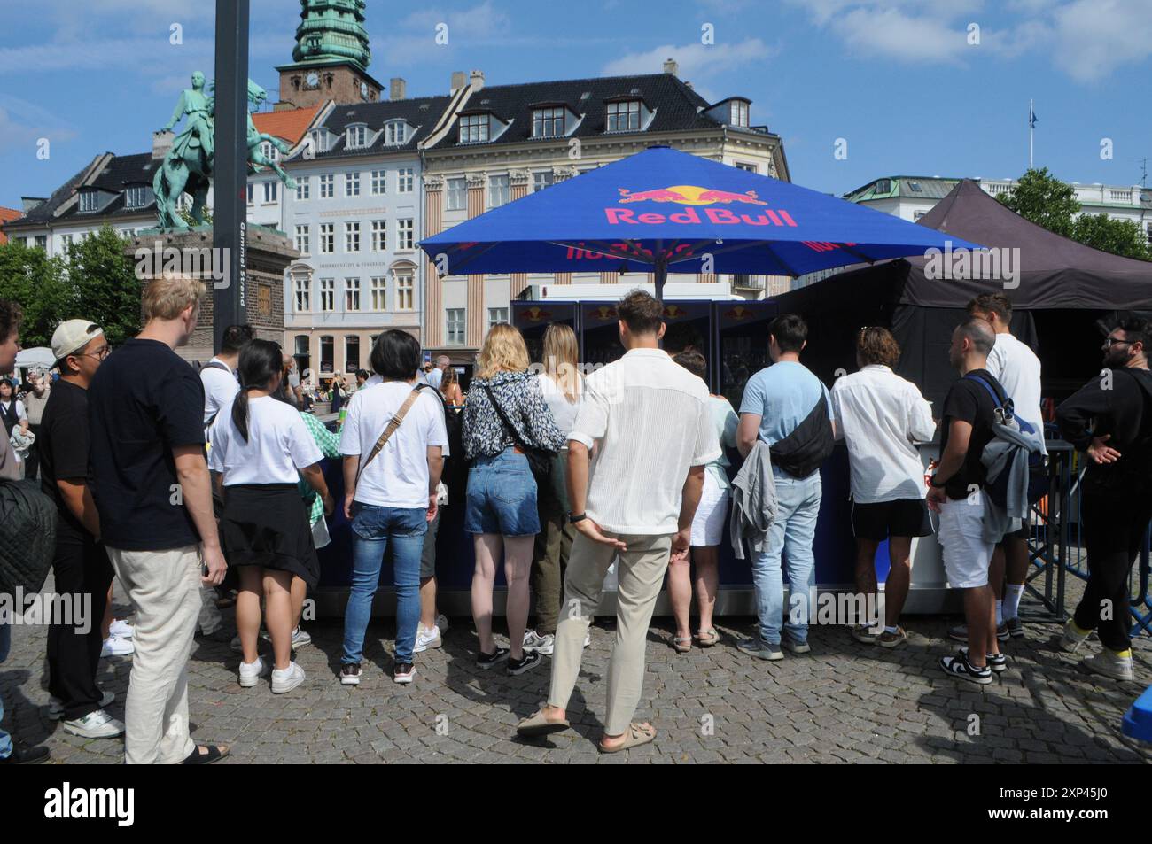 Kopenhagen/Dänemark/03. August 2024/die Menschen für Ed Bull-Veranstaltung können eine Wassersportveranstaltung im Kanal in Cpenhagen und eine kostenlose Abgabe von roten Bu-Energy-Drinks für Besucher in gl.Strand in der Hauptstadt bewässern. (Foto. Francis Joseph Dean/Dean Pictures) (nicht für kommerzielle Zwecke) Stockfoto