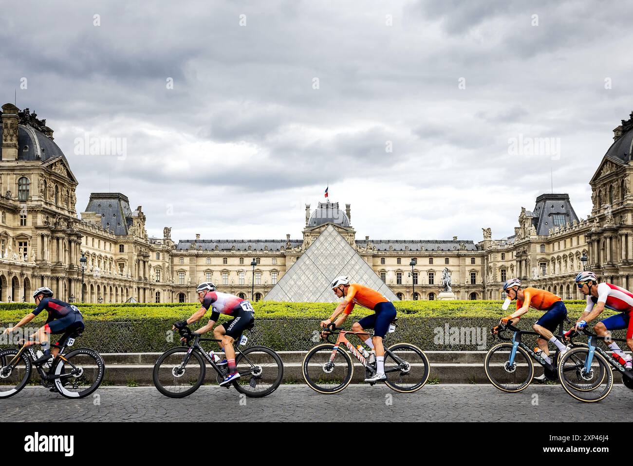 PARIS - Radfahrer Mathieu van der Poel (M) vor dem Louvre während des Straßenradrennens bei den Olympischen Spielen. ANP REMKO DE WAAL Stockfoto