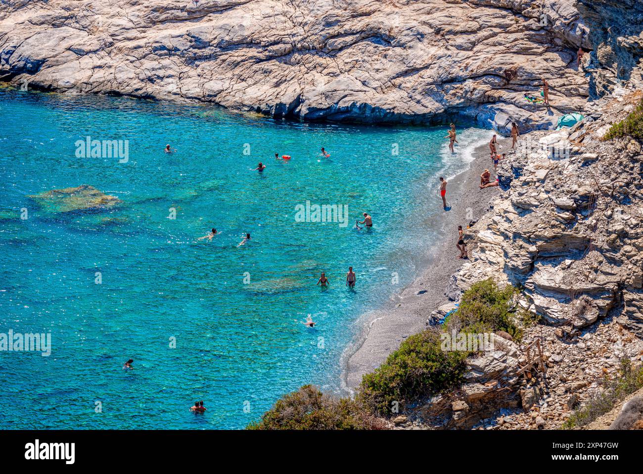 Blick aus der Höhe auf Mouros, einen fantastischen Kiesstrand auf Amorgos Island, Kykladen, Griechenland. Stockfoto