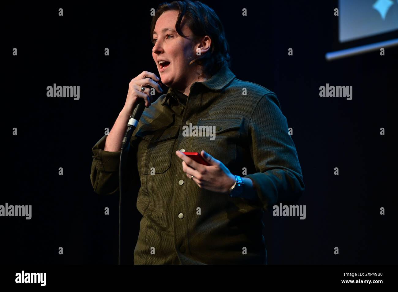 Edinburgh, Freitag, 2. August 2024. Mhairi Black, schottischer Politiker, der als stellvertretender Vorsitzender der Scottish National Party (SNP) auf der Bühne des Edinburgh Fringe Festivals diente. Quelle: Brian D Anderson. Stockfoto