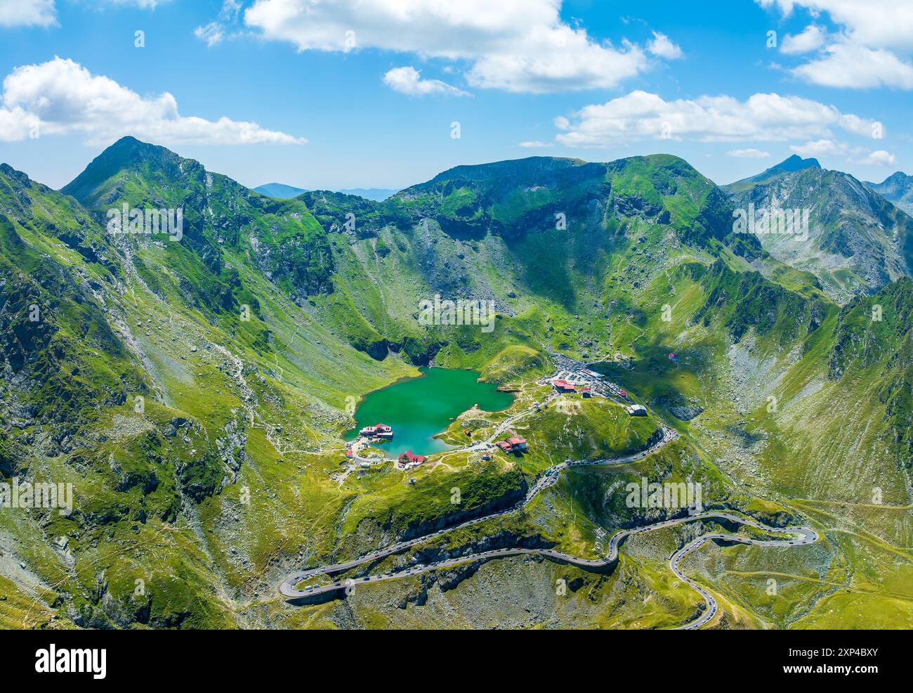 Der Balea-See liegt im rumänischen Fagaras-Berg mit alpiner Landschaft, gewundenen Straßen und unberührter Natur in diesem Hochgebirgsparadies. Stockfoto