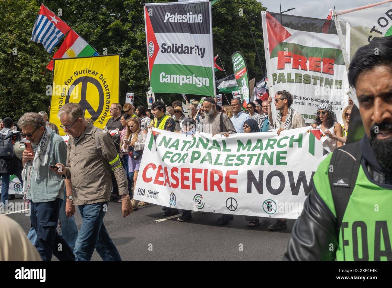 London, Großbritannien. August 2024. Tausende marschieren durch London nach Downing St und rufen Starmer auf, den Waffenverkauf an Israel einzustellen und einen Waffenstillstand zu fordern, um den anhaltenden Völkermord in Gaza zu beenden. Schulen, Krankenhäuser und Häuser werden ständig bombardiert, und Menschen sterben an Hunger und Mangel an sauberem Wasser. Eine Lancet-Studie legt nahe, dass inzwischen 180.000 Palästinenser in Gaza gestorben sein könnten, weit mehr als die offiziellen Zahlen. Peter Marshall/Alamy Live News Stockfoto