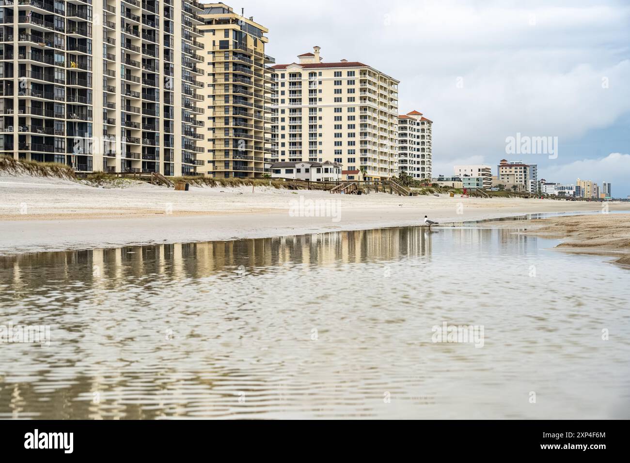 Eigentumswohnungen am Meer entlang der Küste in Jacksonville Beach, Florida. (USA) Stockfoto