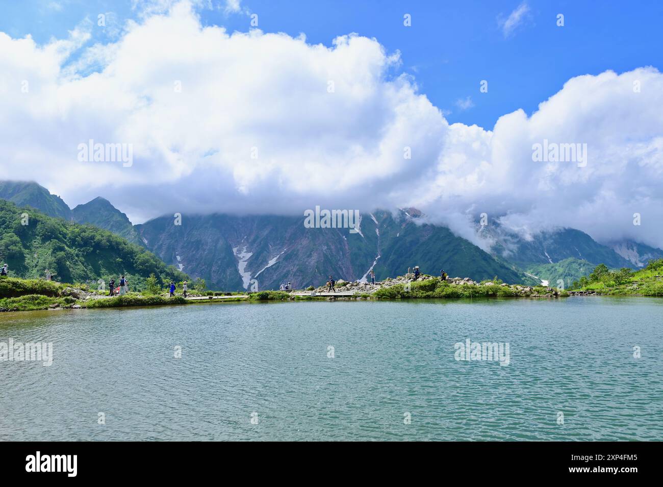 Wunderschöne Landschaft des Happo Pond und der Hakuba Mountain Range im Sommer Stockfoto