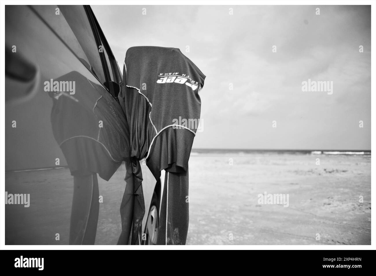 Vejers Strand, Dänrmark, Nordsee, Surf-Lycra trockennet am Außenspiegel Stockfoto