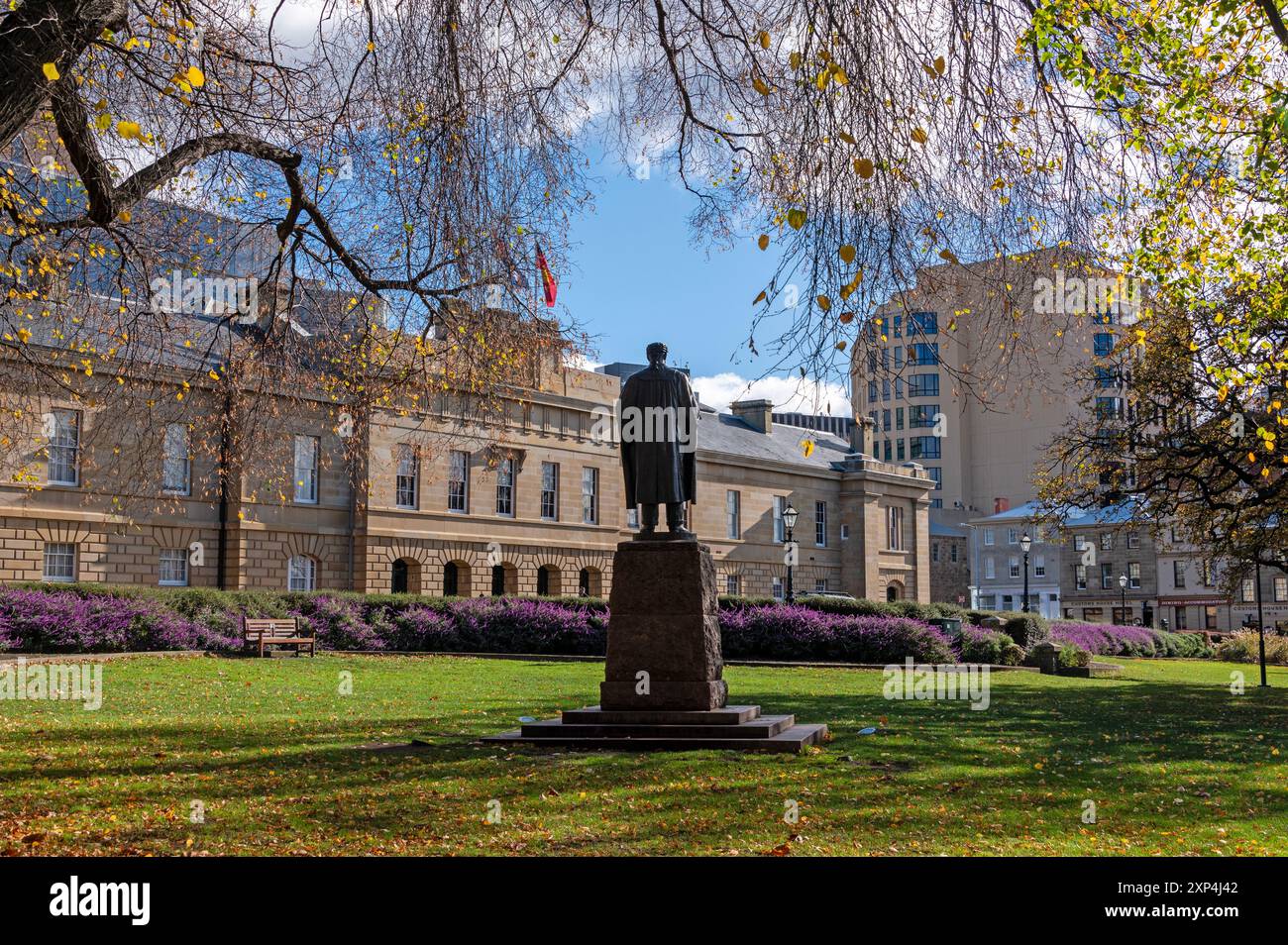 Eine Statue von Albert George Ogilvie in den Gärten des Tasmanischen Parlaments in Hobart, Tasmanien, Australien. Albert George Ogilvie war ein Austr Stockfoto