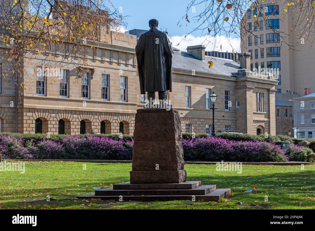 Eine Statue von Albert George Ogilvie in den Gärten des Tasmanischen Parlaments in Hobart, Tasmanien, Australien. Albert George Ogilvie war ein Austr Stockfoto