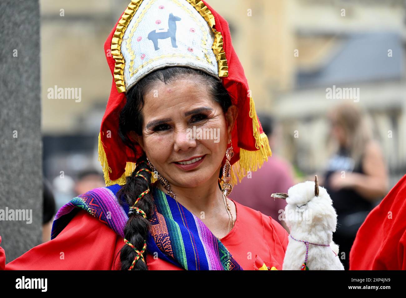 London, Großbritannien. Peformer von Ballett National Raices de Bolivien versammelten sich auf dem Parlamentsplatz und gaben einen Hauch von Farbe und Fröhlichkeit. Quelle: michael melia/Alamy Live News Stockfoto