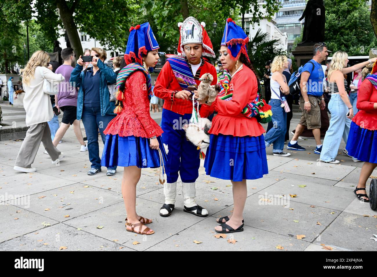 London, Großbritannien. Peformer von Ballett National Raices de Bolivien versammelten sich auf dem Parlamentsplatz und gaben einen Hauch von Farbe und Fröhlichkeit. Quelle: michael melia/Alamy Live News Stockfoto