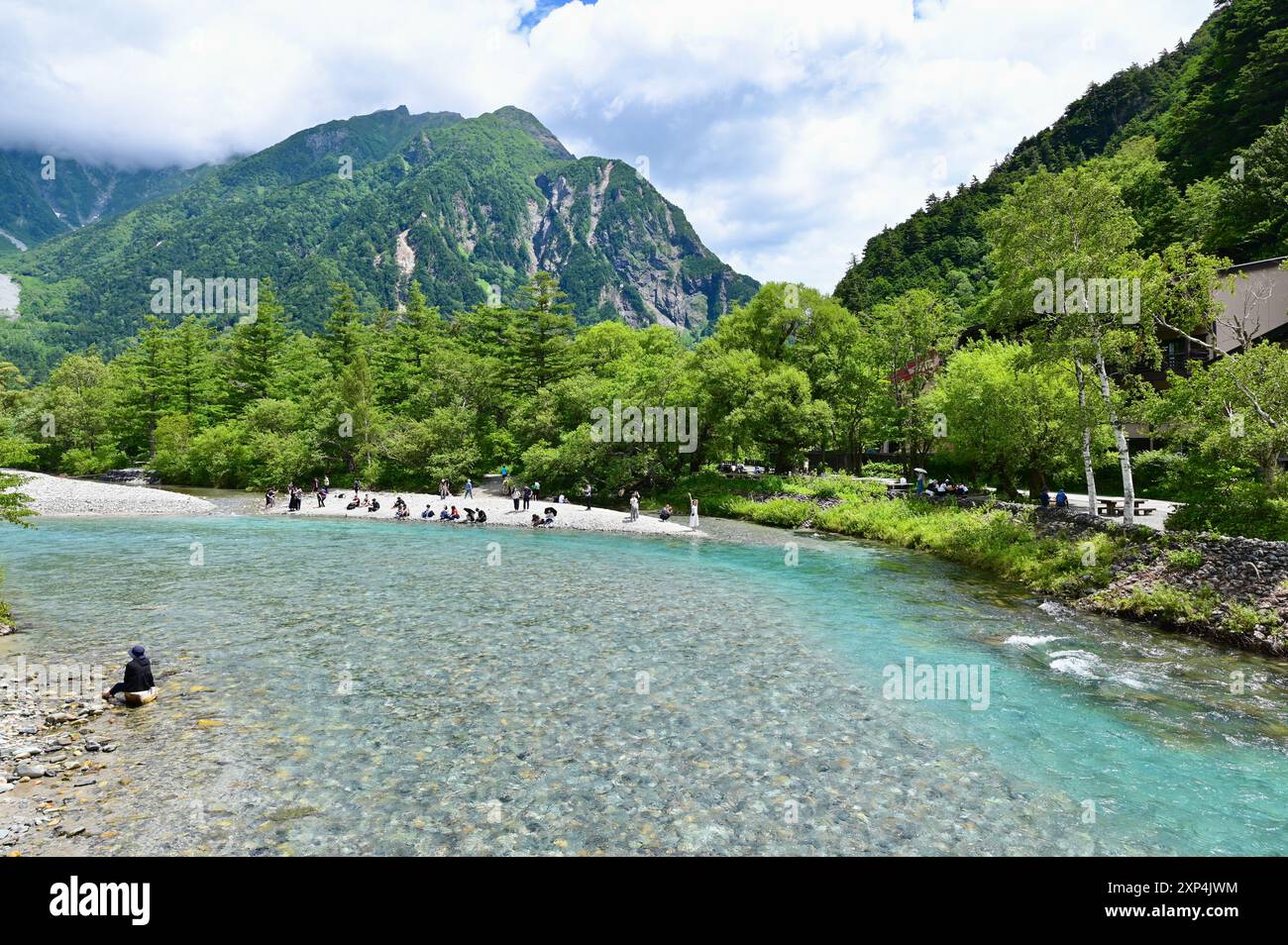 Wunderschönes türkisfarbenes Wasser und die Hotaka Berge in Kamikochi Stockfoto