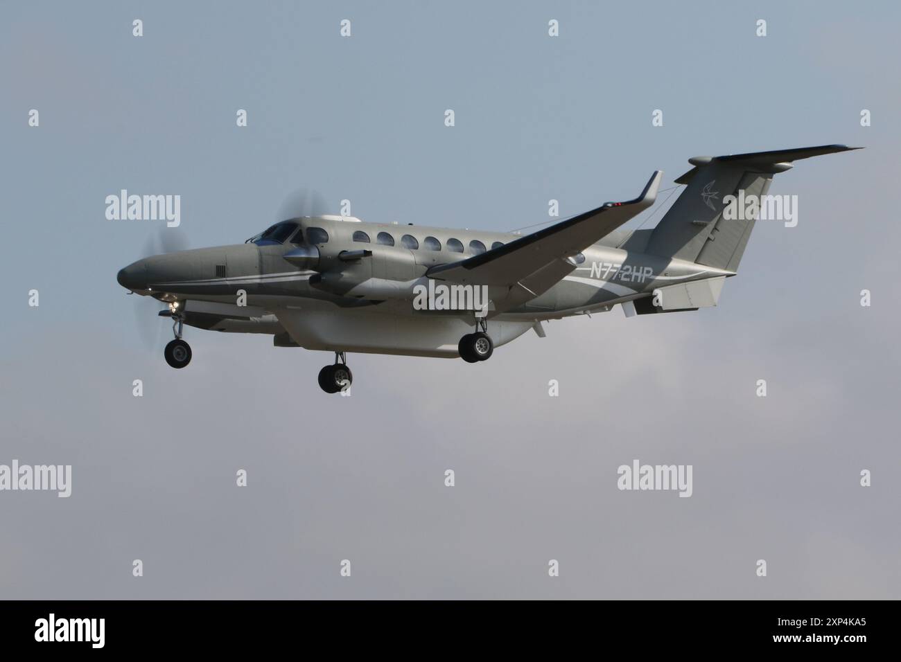 N772HP, eine Beechcraft King Air 350, die von Metrea Special Aerospace betrieben wird, erreichte die RAF Fairford in Gloucestershire, England, um als statische Ausstellung am Royal International Air Tattoo 2024 (RIAT24) teilzunehmen. Stockfoto