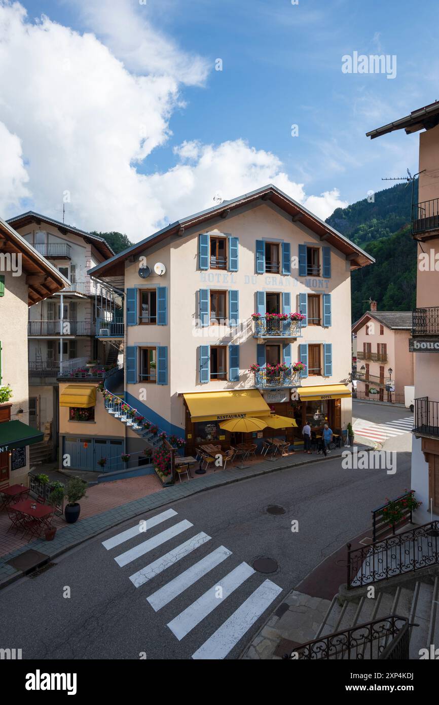 Frankreich, Savoie, Beaufort, 24. Juli 2024. Das Hotel du Grand-Mont ist seit 1928 ein familiengeführtes Hotelrestaurant, das ein reiches Erbe ist Stockfoto
