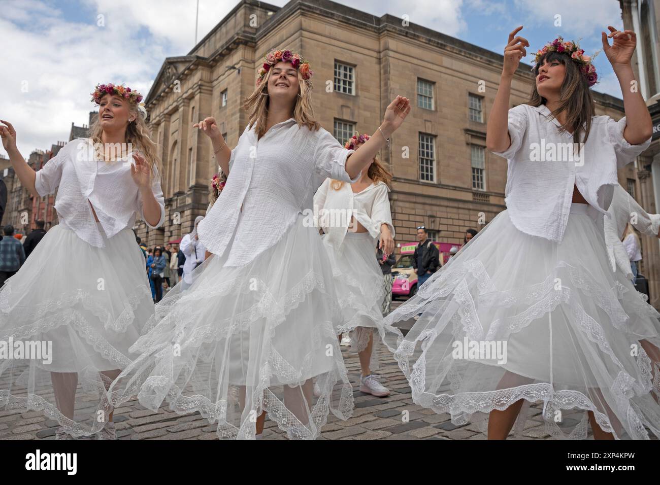 Edinburgh Fringe, Royal Mille, Edinburgh, Schottland, Vereinigtes Königreich 3. august 2024. Die Midsommar-Besetzung führt eine improtu-Performance auf. Paradies in Augustines 3-10. August. Quelle: Arch White/almy Live News. Stockfoto