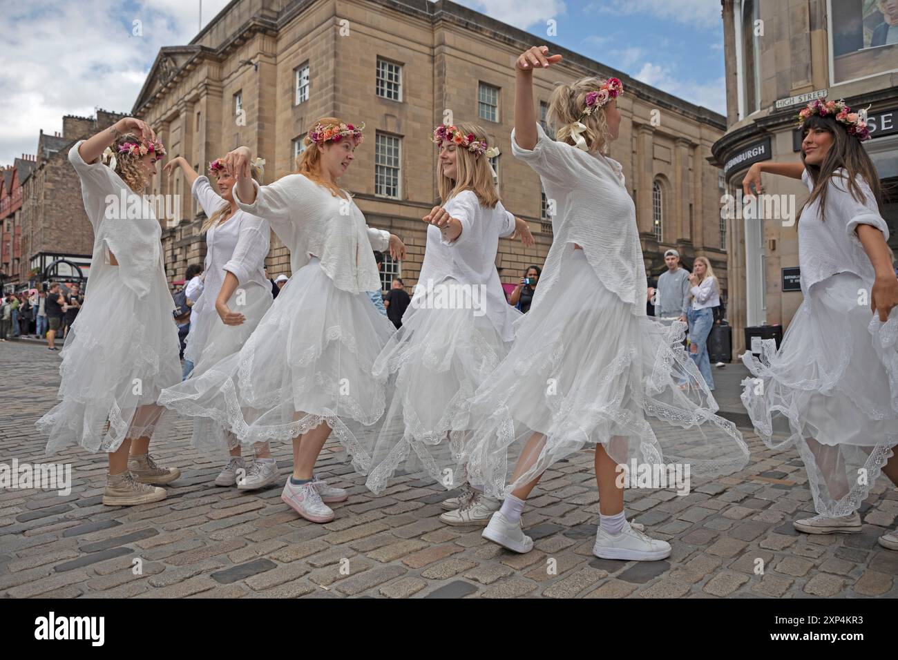 Edinburgh Fringe, Royal Mille, Edinburgh, Schottland, Vereinigtes Königreich 3. august 2024. Die Midsommar-Besetzung führt eine improtu-Performance auf. Paradies in Augustines 3-10. August. Quelle: Arch White/almy Live News. Stockfoto